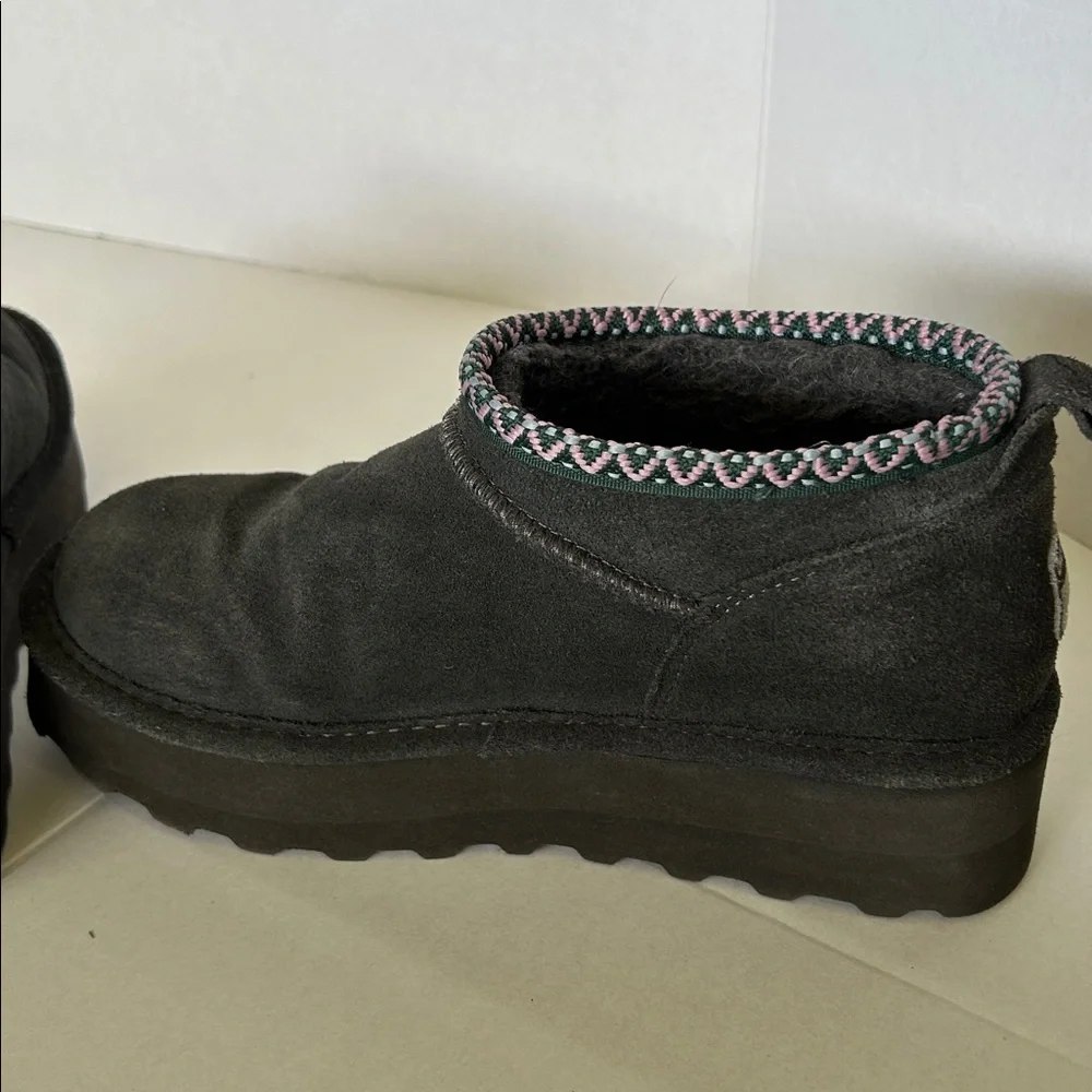 BEAR PAW WOMENS BLACK RETRO SUPER SHORTY DECO PLATFORM COW SUEDE BOOTS SZ 8